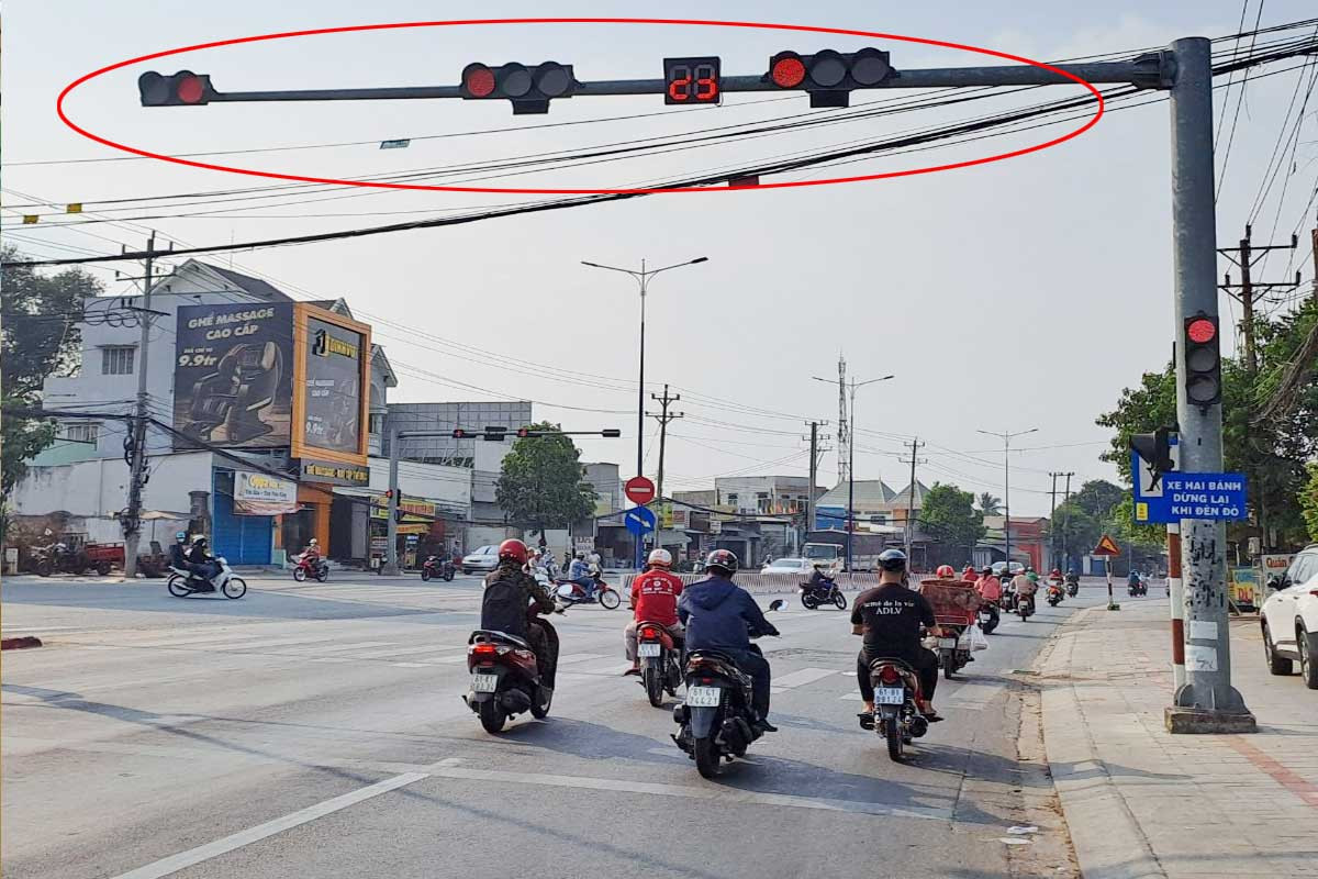 Vượt đèn đỏ người điều khiển phương tiện giao thông sẽ bị phạt 600.000 - 1.000.000 đồng