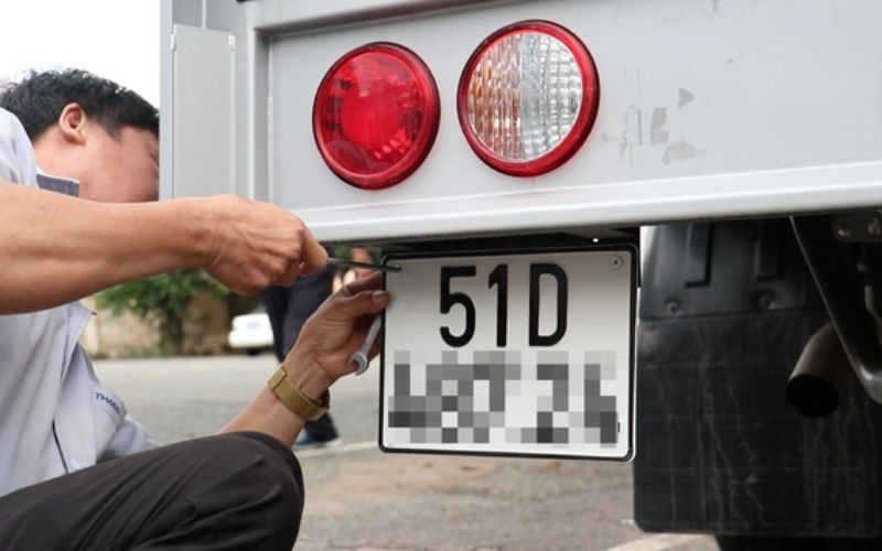 Bạn cần nộp lệ phí trước bạ và chuẩn bị đủ hồ sơ để đăng ký biển số xe ô tô 39