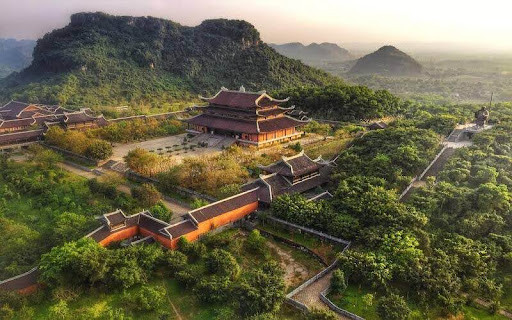 Ninh Bình nổi tiếng với nhiều địa điểm tham quan như Tràng An, Tam Cốc, chùa Bái Đính