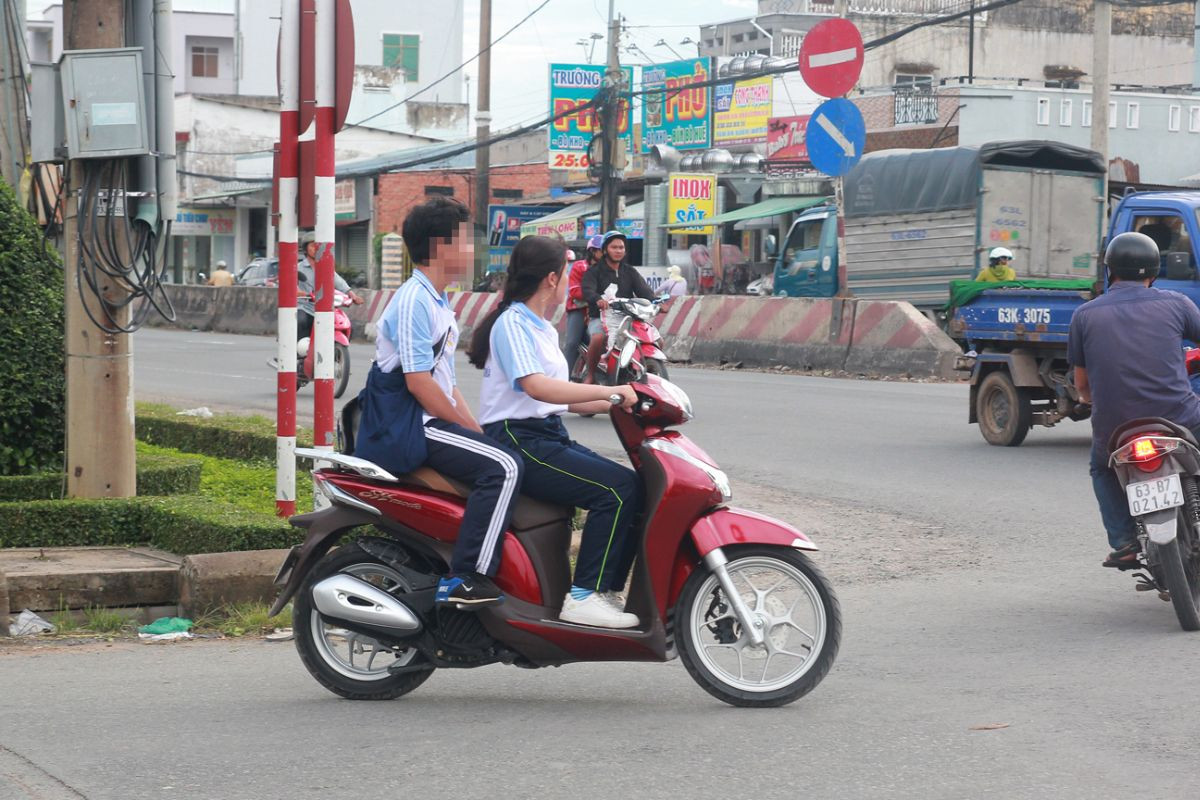 Cảnh cáo đối với cá nhân từ 14 đến dưới 16 tuổi điều khiển các loại xe gắn máy