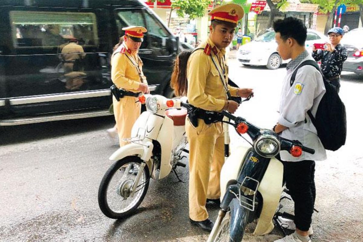 Người từ 14 đến dưới 16 tuổi lái các xe như mô tô, xe gắn máy sẽ bị phạt cảnh cáo