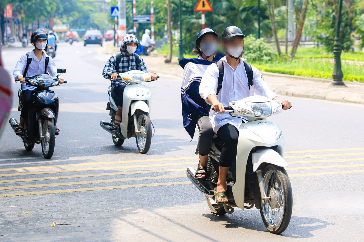 Người từ 14 tuổi đến dưới 16 tuổi điều khiển xe máy có dung tích xi-lanh trên 50cm3 sẽ bị phạt cảnh cáo