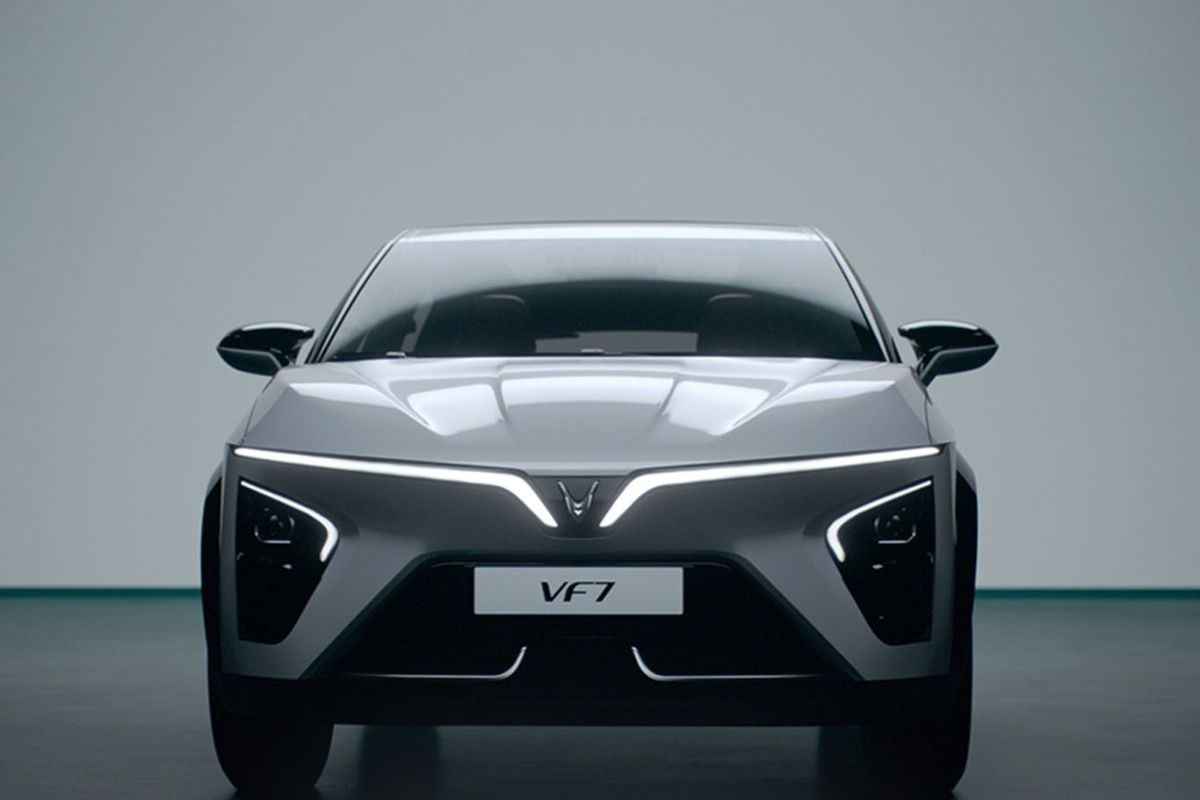 Đầu xe VF7 là hình vuông vắn, đầy cuốn hút cùng với biểu tượng của VinFast.