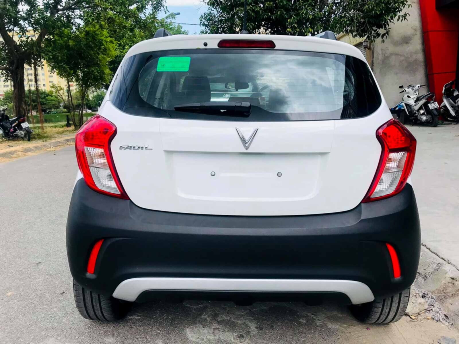 Đuôi xe có logo hình chữ V đặt ở chính giữa