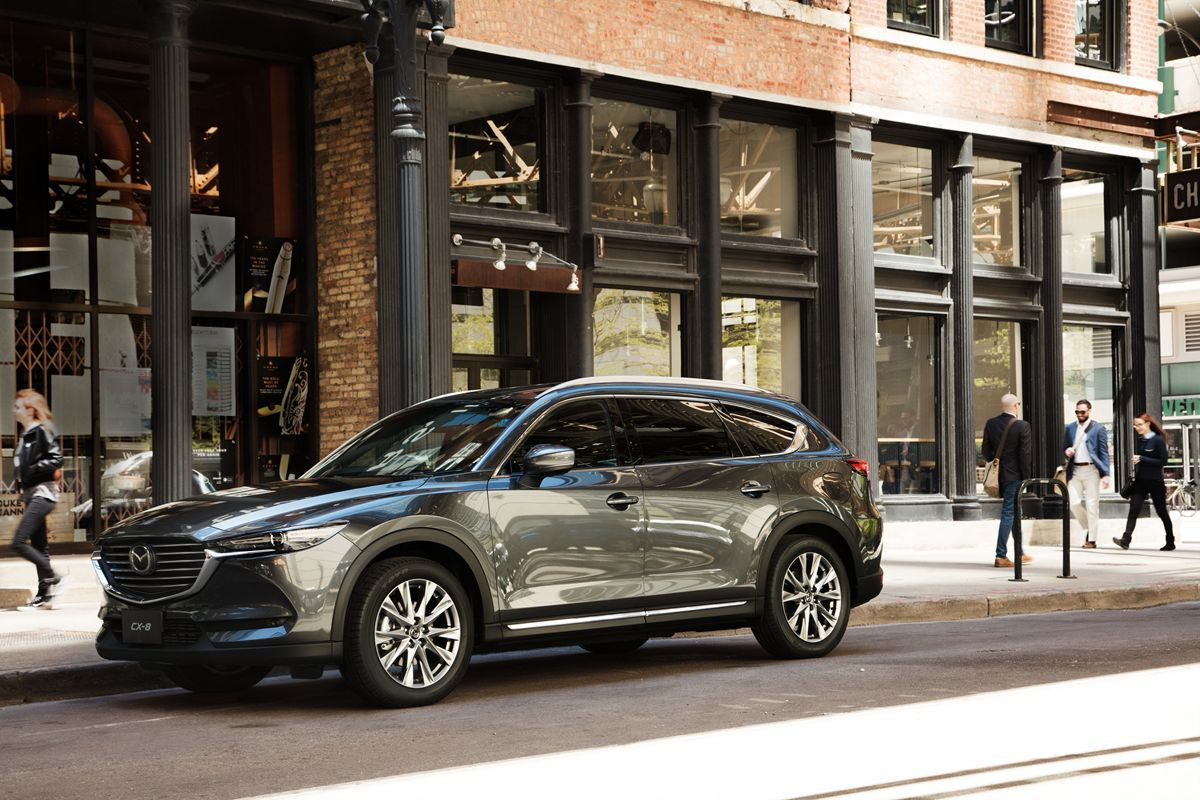 Mazda CX-8 cho phép người dùng bổ sung thêm các tính năng an toàn cao cấp như cảnh báo phương tiện cắt ngang khi lùi