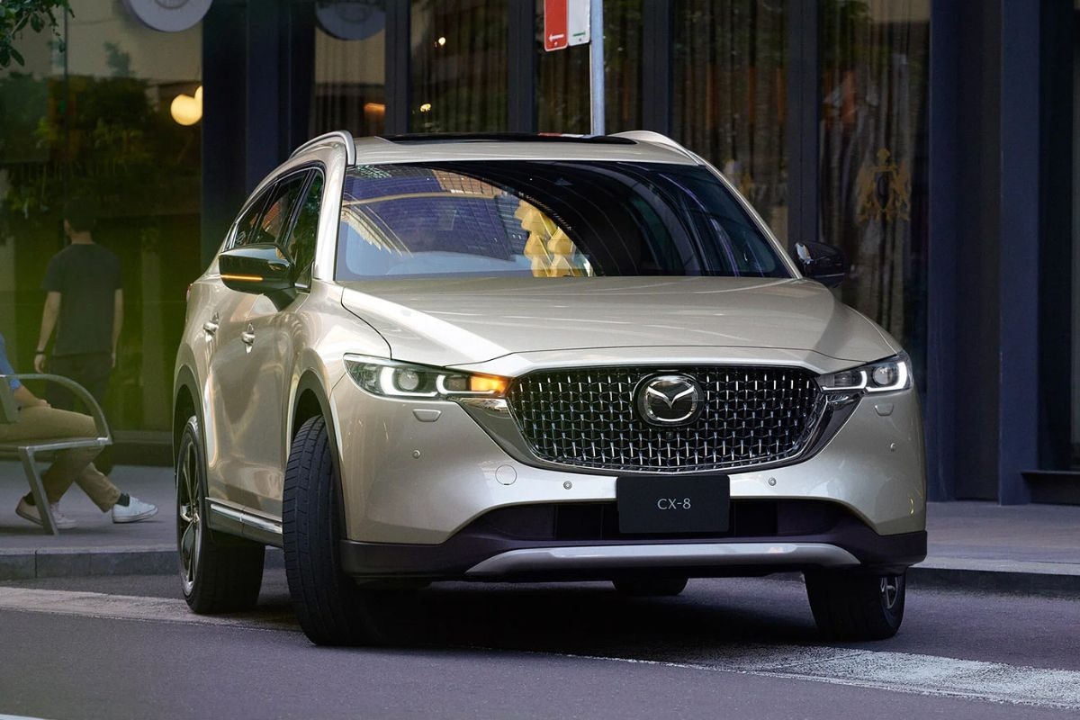 Mazda CX-8 chọn lối thiết kế mềm mại với viền mạ crom quanh cửa kính