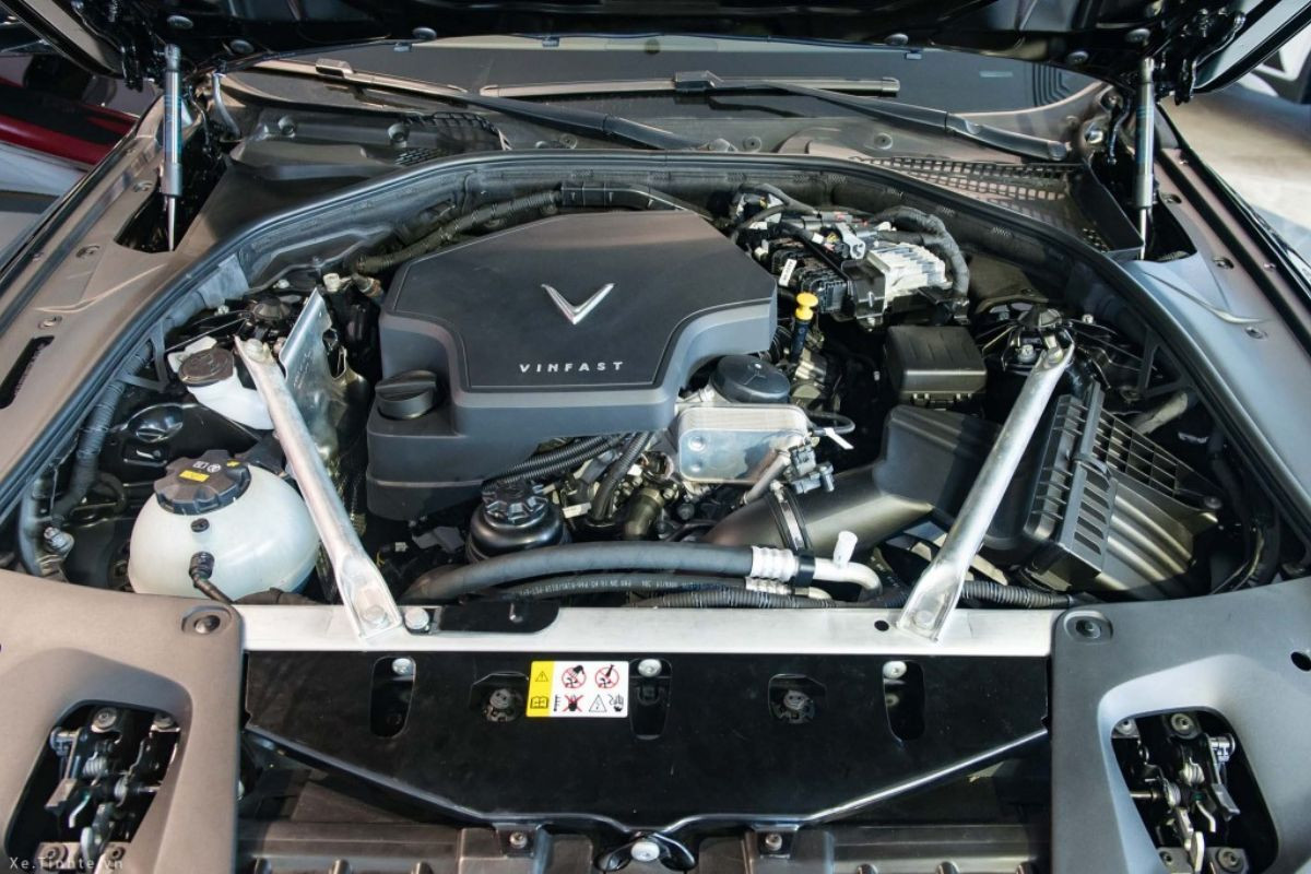 VinFast Lux SA2.0 sử dụng động cơ xăng 2.0L, I-4, DOHC, tăng áp, với công nghệ van biến thiên