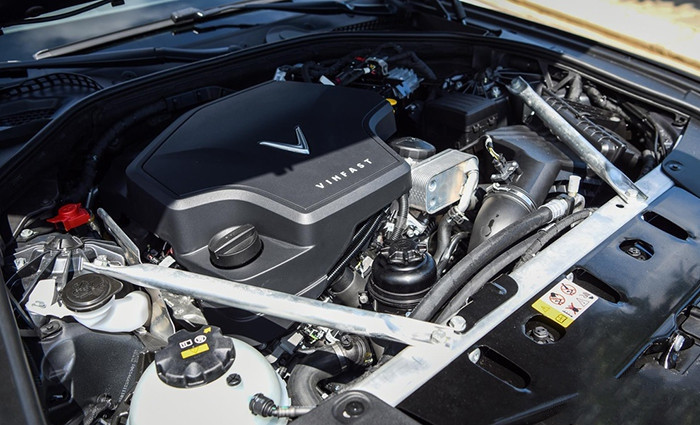 Vinfast Lux A2.0 Turbo được trang bị động cơ xăng tăng áp 2 lít giúp đẩy mạnh mã lực