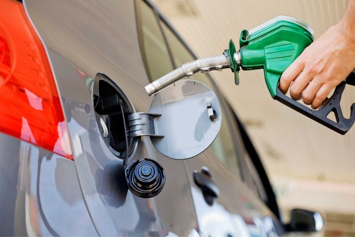 Đổ nhầm dầu vào xe sử dụng động cơ xăng có thể gây hỏng động cơ