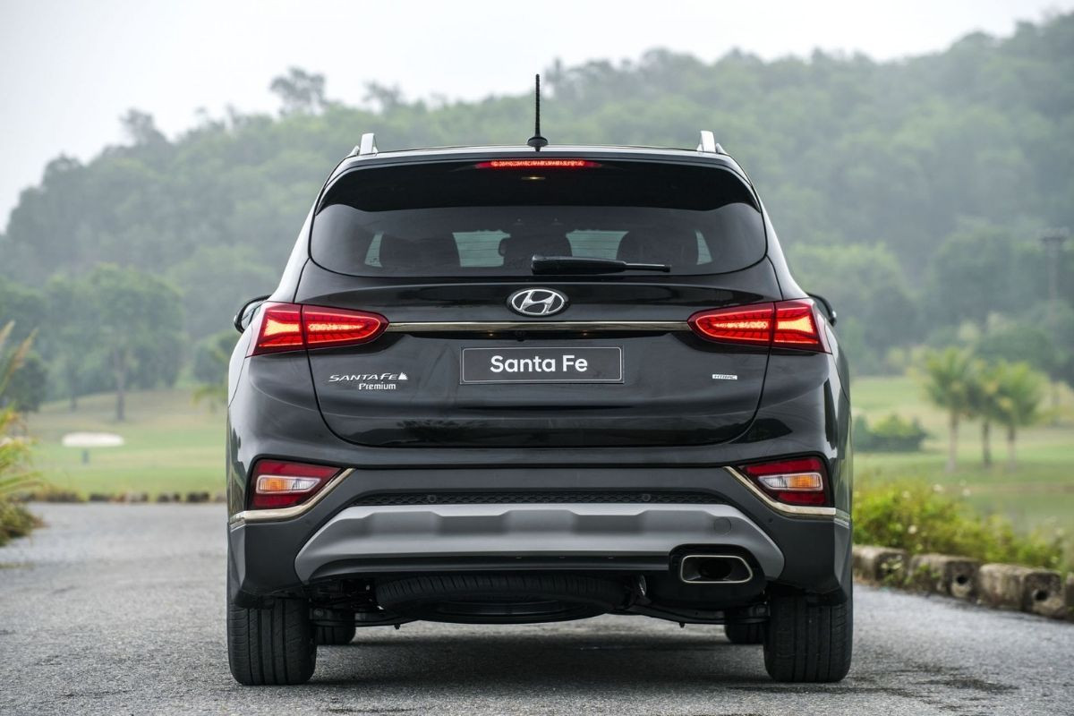 Đuôi xe của Hyundai SantaFe lại gây ấn tượng với vẻ bề thế và vững chãi