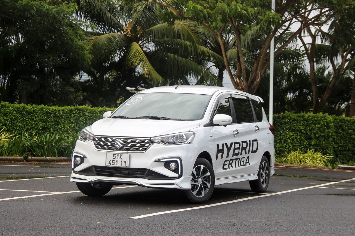 Suzuki Ertiga Hybrid rất đáng cân nhắc khi xem xét tài chính 500 triệu nên mua xe gì chạy dịch vụ