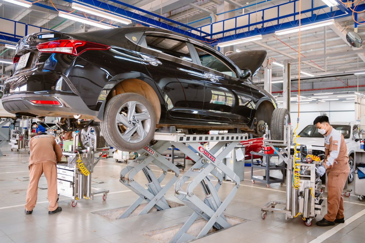 Bảo dưỡng xe ô tô là một quy trình thực hiện các công việc kiểm tra, sửa chữa, thay thế các bộ phận