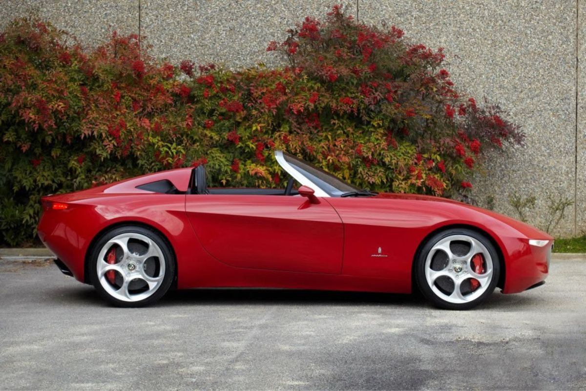 Mẫu xe này được tạo ra để kỷ niệm 100 năm Alfa Romeo và cũng là món quà mừng sinh nhật 80 tuổi của Pininfarina