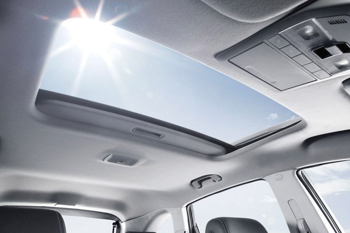 Cửa sổ trời là một tấm kính được lắp đặt trên nóc xe ô tô, có thể mở ra hoặc đóng lại 
