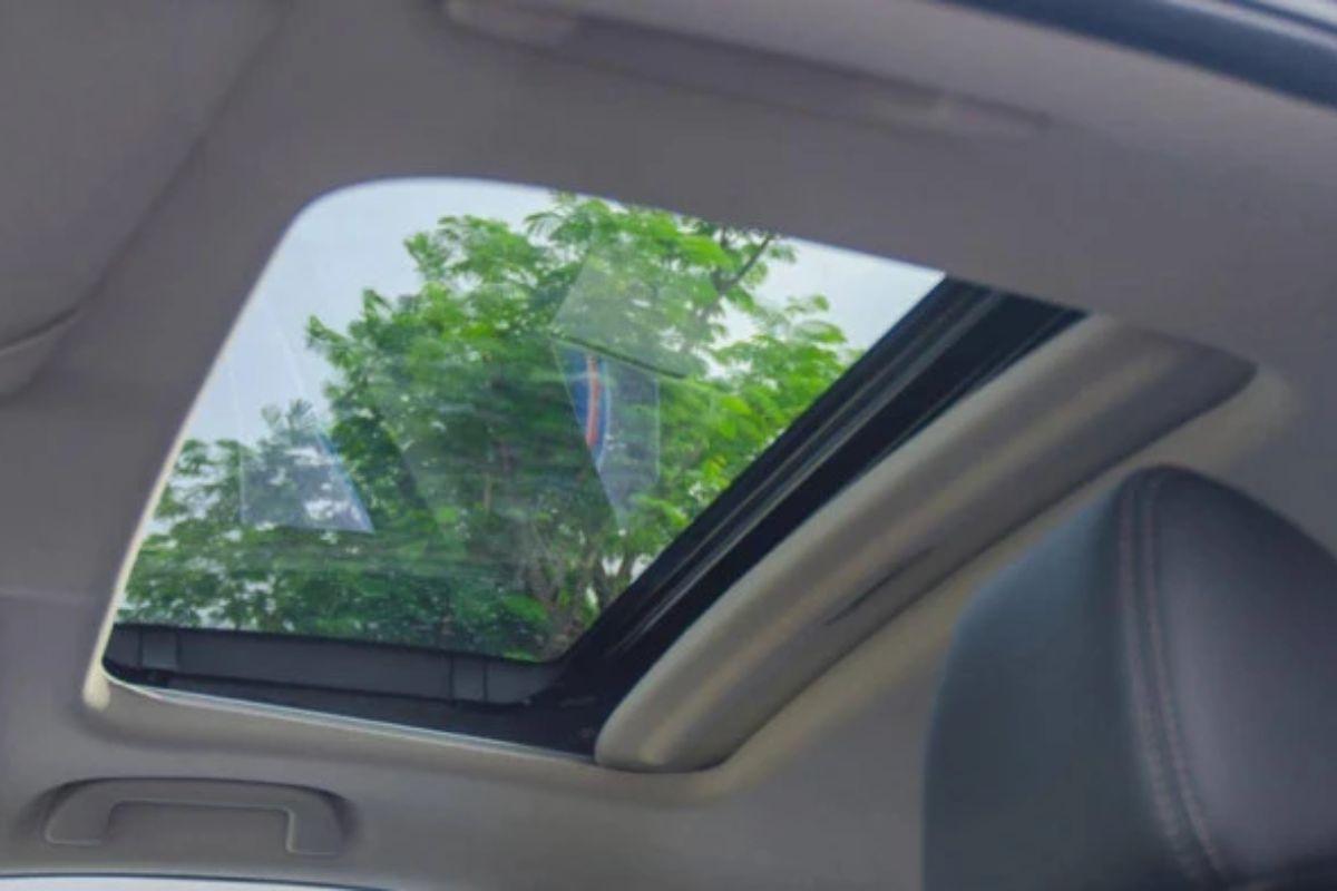 Đây là dạng cửa sổ trời có thanh trượt gắn trên ray, thường thấy trên các xe châu Âu