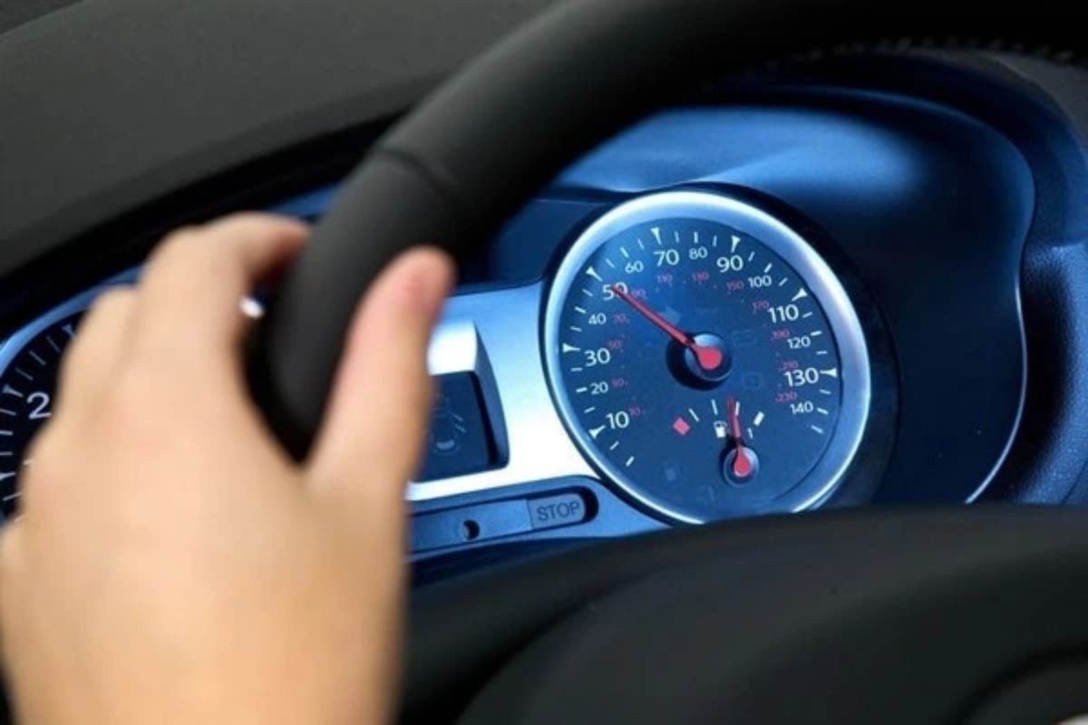 Xe khó nổ, phát ra tiếng động bất thường khi giảm tốc độ hoặc khi tăng tốc chậm có thể là nguyên nhân làm hao xăng