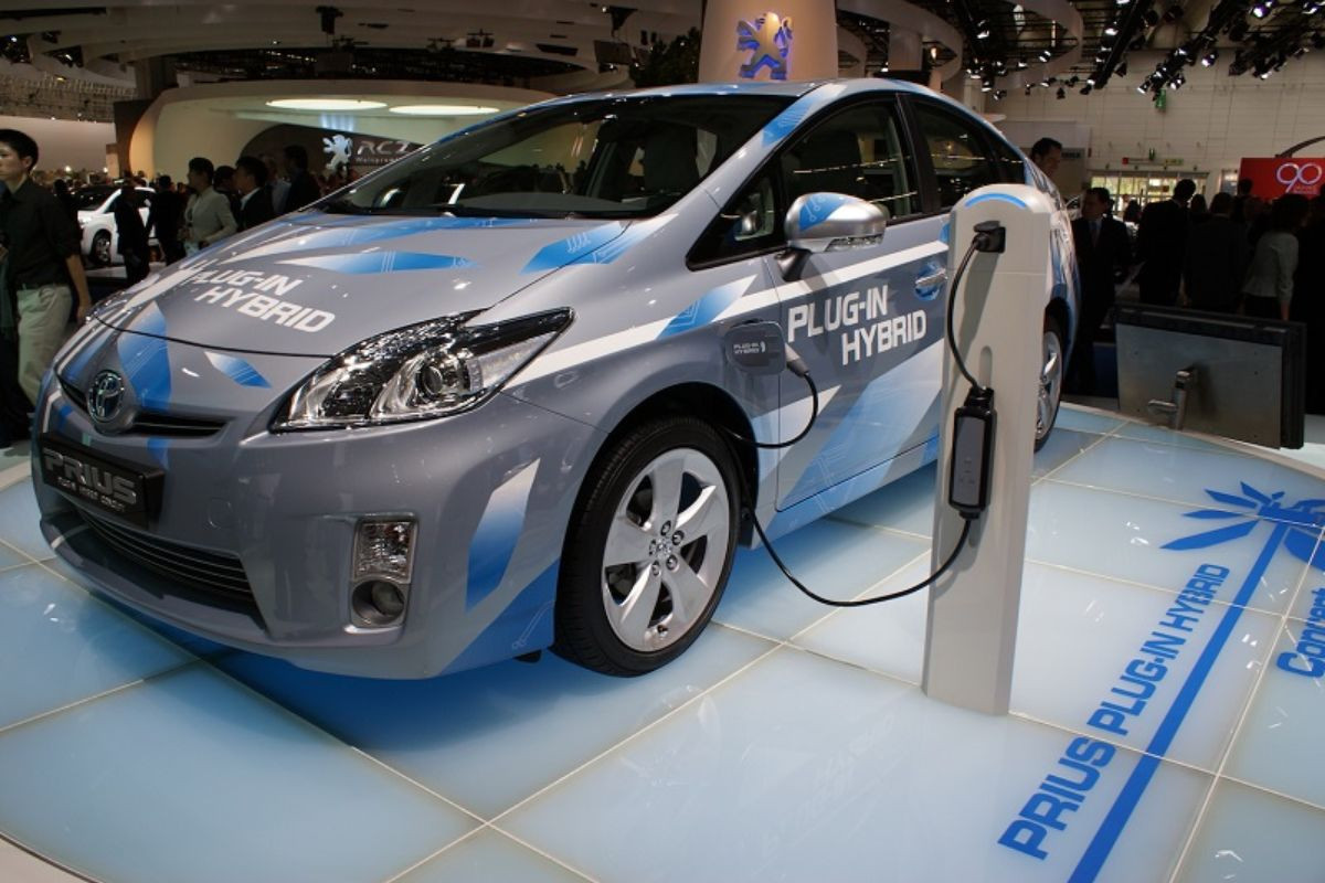 Xe Hybrid sạc ngoài thuộc dòng lai giữa xe ô tô điện và ô tô truyền thống