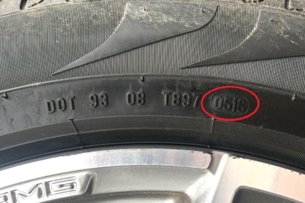 Để đọc ngày sản xuất của lốp xe, bạn chỉ cần đọc bốn chữ số cuối của mã DOT 