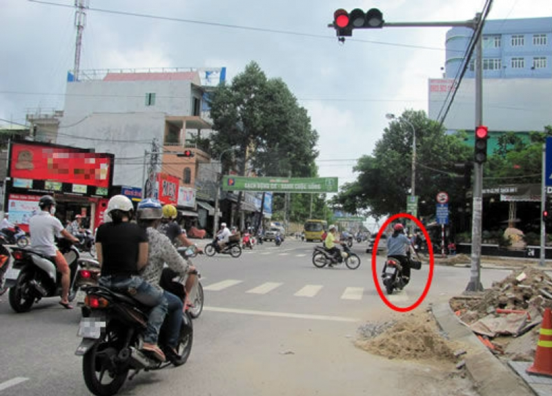 Người lái xe rẽ phải khi dừng đèn đỏ sẽ không bị xử phạt hành chính