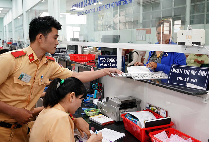 Nộp hồ sơ đăng ký biển số xe ô tô tại Phòng Cảnh sát giao thông Công an tỉnh Gia Lai và thanh toán lệ phí theo quy định 