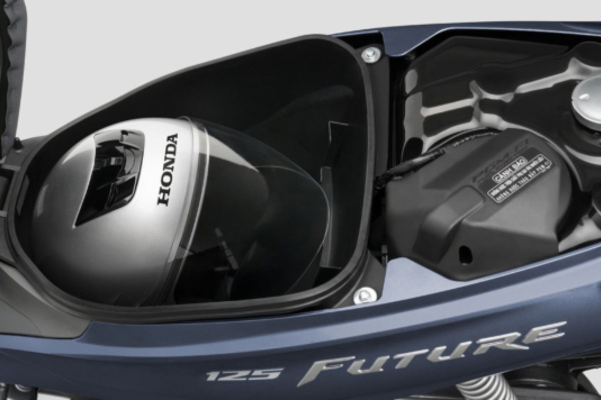 Cốp xe Future 125 được thiết kế rộng rãi, kín đáo và chống nước 