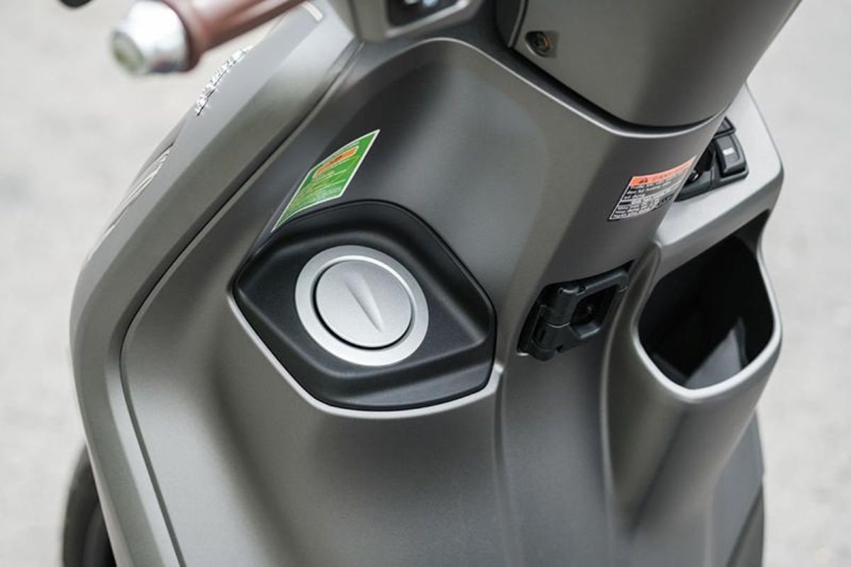 Hệ thống bình xăng của Grande được đặt ở trước khóa, tích hợp nút bấm