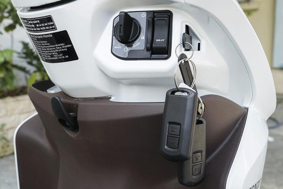 Trên Vision phiên bản đặc biệt, cao cấp và cá tính, xe được trang bị khóa thông minh Smartkey